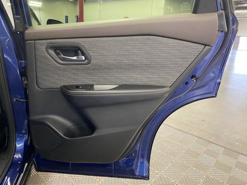 Used 2023 Nissan Rogue SV image 16