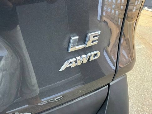 Used 2021 Toyota RAV4 LE AWD/4WD image 22