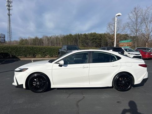 Used 2025 Toyota Camry SE image 8