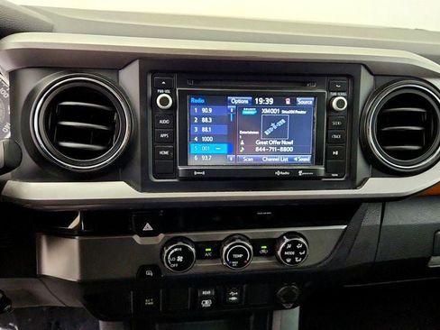 Used 2018 Toyota Tacoma SR5 RWD image 16