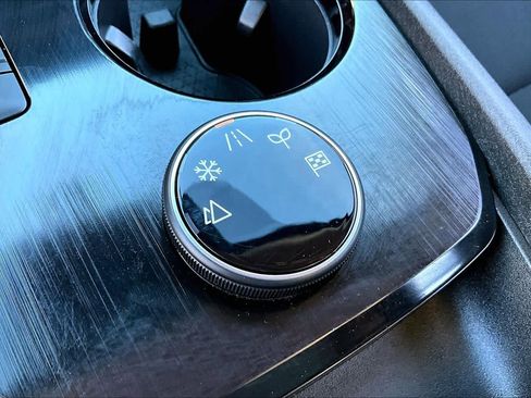 Used 2023 Nissan Rogue S image 32