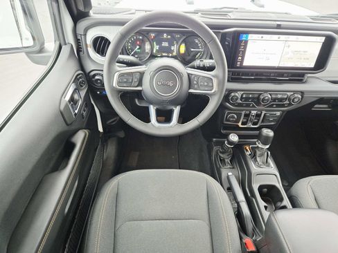Used 2025 Jeep Wrangler Sahara image 11