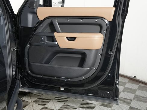 Used 2025 Land Rover Defender 130 X-Dynamic SE image 36