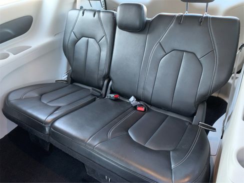 Used 2024 Chrysler Pacifica Touring-L image 30