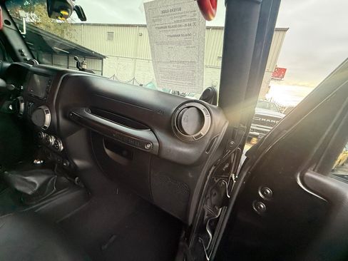 Used 2014 Jeep Wrangler Unlimited Rubicon image 22