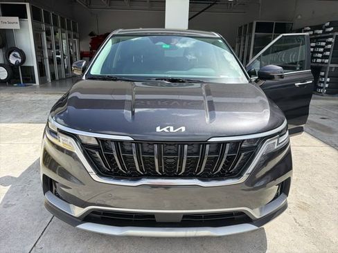 Used 2024 Kia Carnival EX image 3