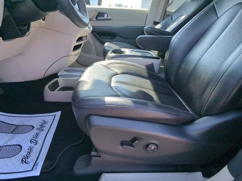 Used 2024 Chrysler Pacifica Touring-L image 21