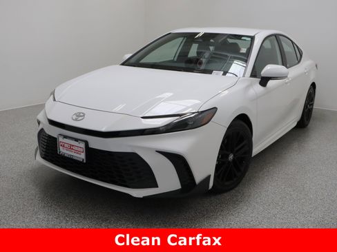 Used 2025 Toyota Camry SE image 2