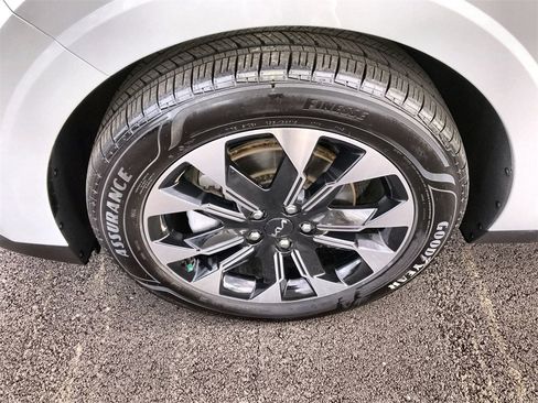 Used 2024 Kia Carnival EX image 10