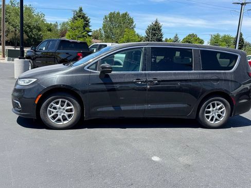 Used 2023 Chrysler Pacifica Touring-L FWD image 4