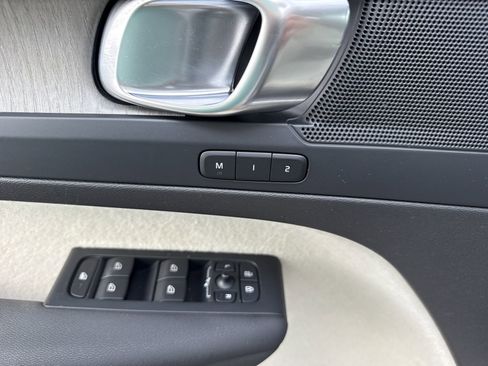 Used 2023 Volvo XC40 B5 Plus image 37