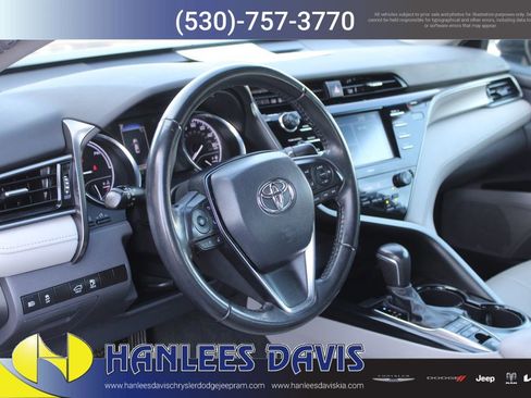 Used 2020 Toyota Camry SE image 11