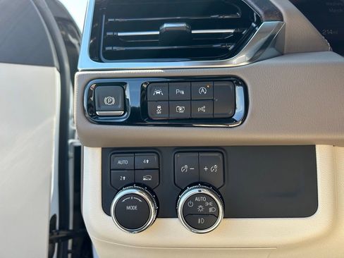 Used 2025 GMC Yukon Denali w/ Sun & Power Step Package image 9