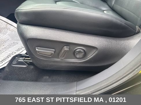 Used 2025 Toyota Highlander XLE AWD/4WD image 13
