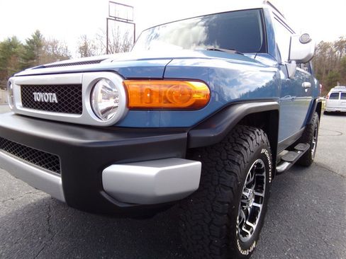 Used 2011 Toyota FJ Cruiser 4WD w/ Convenience Pkg image 2