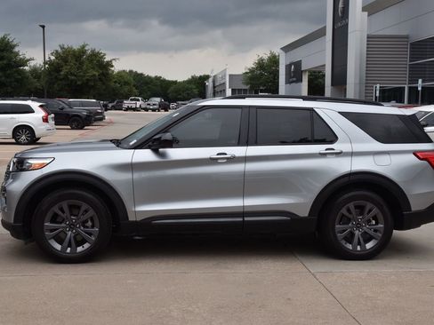 Used 2023 Ford Explorer XLT w/ Equipment Group 202A RWD image 12
