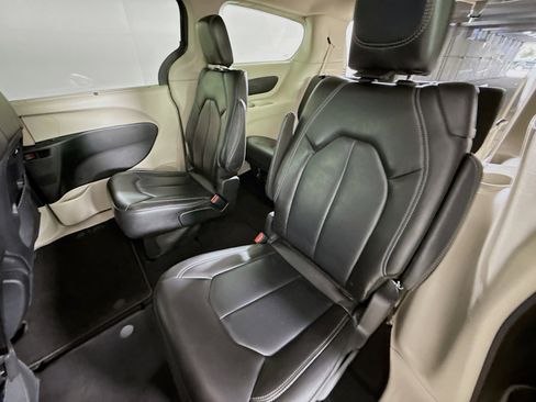 Used 2023 Chrysler Pacifica Touring-L image 28