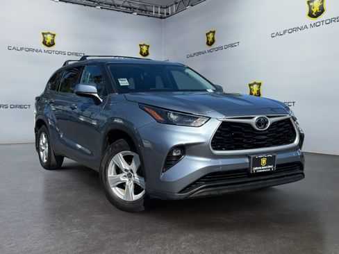 Used 2022 Toyota Highlander LE FWD image 7