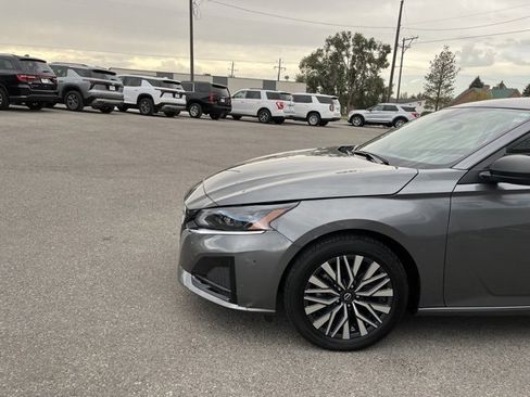 Used 2024 Nissan Altima 2.5 SV image 5