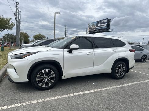 Used 2021 Toyota Highlander XLE image 12