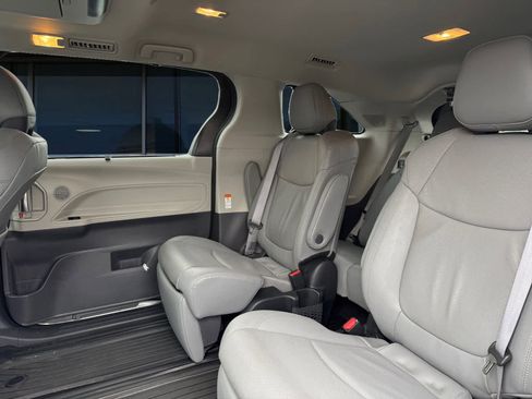 Used 2023 Toyota Sienna Limited image 16