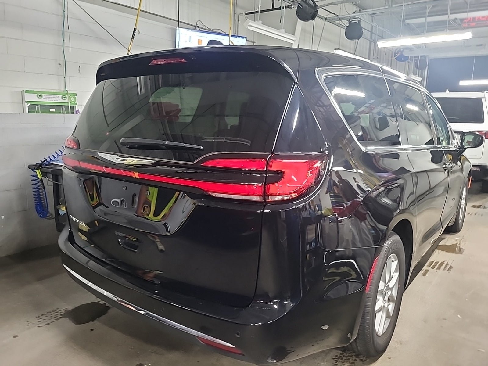 Used 2024 Chrysler Pacifica Touring-L w/ Uconnect Theater Family Group FWD image 6