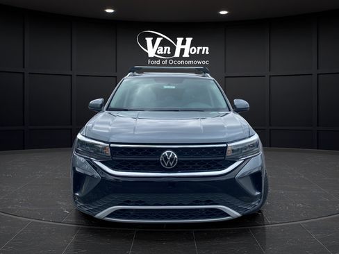 Used 2022 Volkswagen Taos SE AWD/4WD image 2