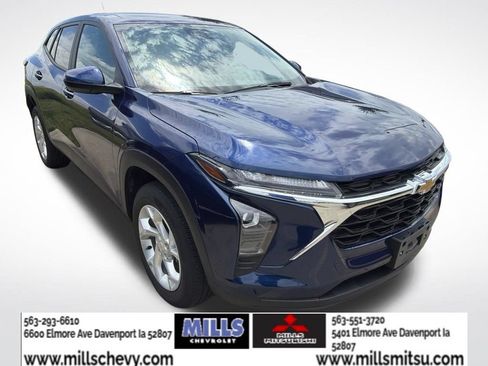 Used 2024 Chevrolet Trax LS w/ LS Convenience Package FWD image 2