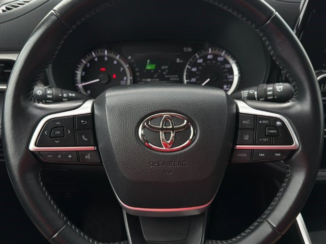 Used 2025 Toyota Highlander LE AWD/4WD image 25