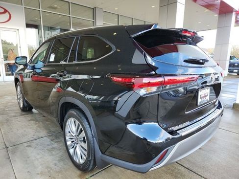 New 2026 Toyota Highlander Platinum image 9