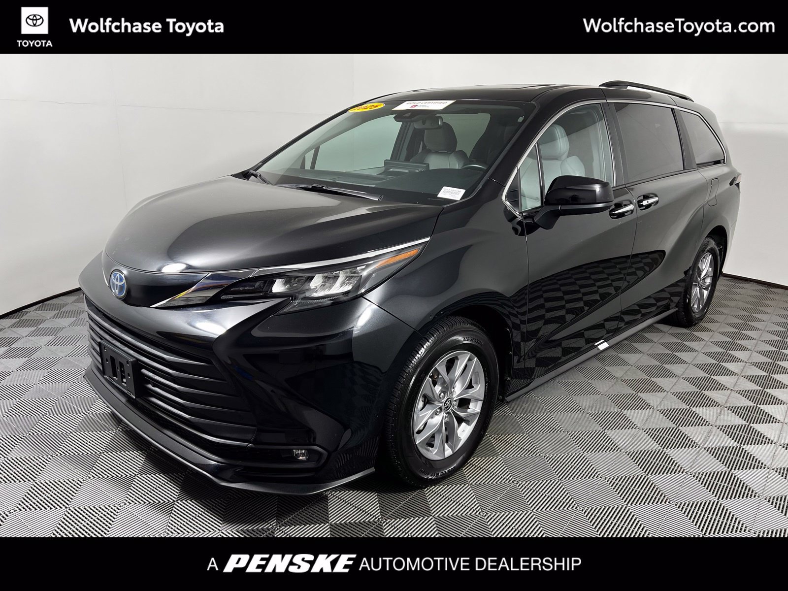 Certified 2025 Toyota Sienna XLE FWD image 1