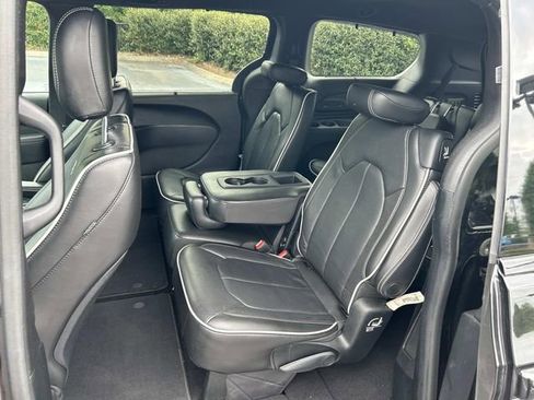 Used 2018 Chrysler Pacifica Limited w/ Advanced Safetytec Group FWD image 19