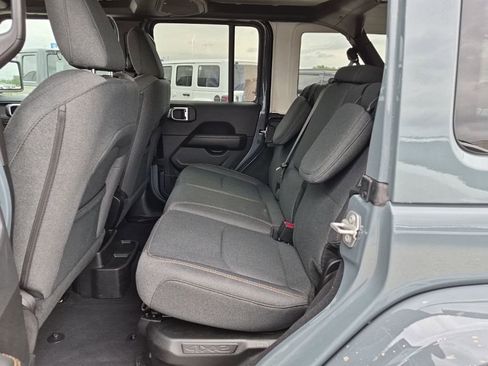 Used 2025 Jeep Wrangler Unlimited Sahara AWD/4WD image 13