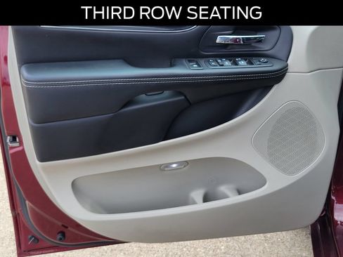 Used 2018 Dodge Grand Caravan SXT FWD image 18