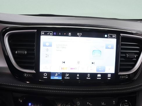 Used 2025 Chrysler Pacifica Limited FWD image 12