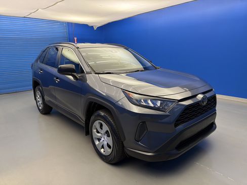 Used 2019 Toyota RAV4 LE FWD image 2