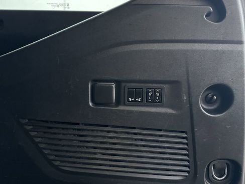 Used 2022 GMC Yukon XL SLT w/ SLT Premium Package image 30