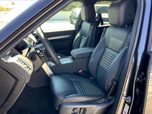 New 2025 Land Rover Discovery Dynamic SE image 6