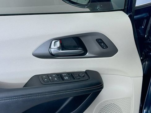 Used 2022 Chrysler Pacifica Touring-L AWD/4WD image 17