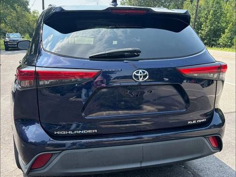 Used 2021 Toyota Highlander XLE AWD/4WD image 3