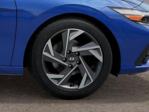 Certified 2025 Hyundai Elantra Limited FWD image 8