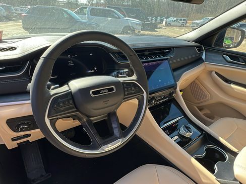 Used 2025 Jeep Grand Cherokee Limited image 24