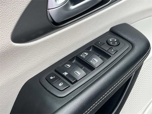 Used 2023 Chrysler Pacifica Touring-L image 32