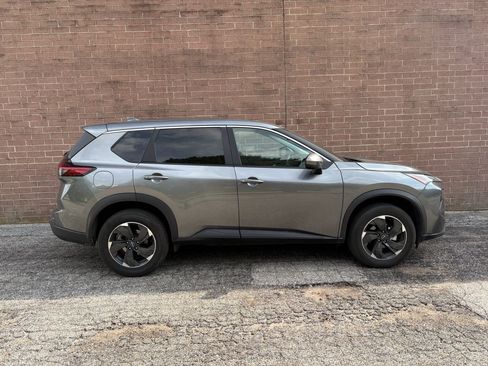 Used 2024 Nissan Rogue SV AWD/4WD image 6