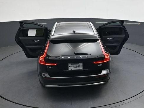 Used 2025 Volvo V60 B5 Cross Country Plus AWD/4WD image 40