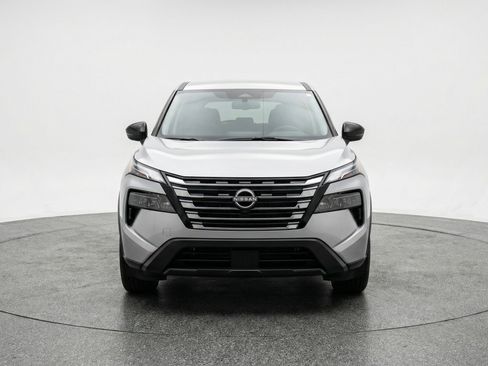 Used 2025 Nissan Rogue SV image 2