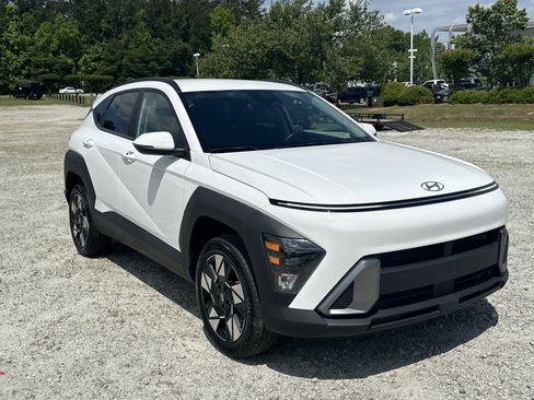 Used 2025 Hyundai Kona SEL AWD/4WD image 3