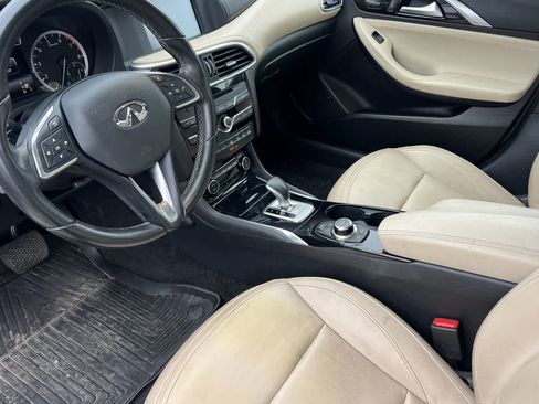 Used 2017 INFINITI QX30 Premium w/ Navigation Package image 12