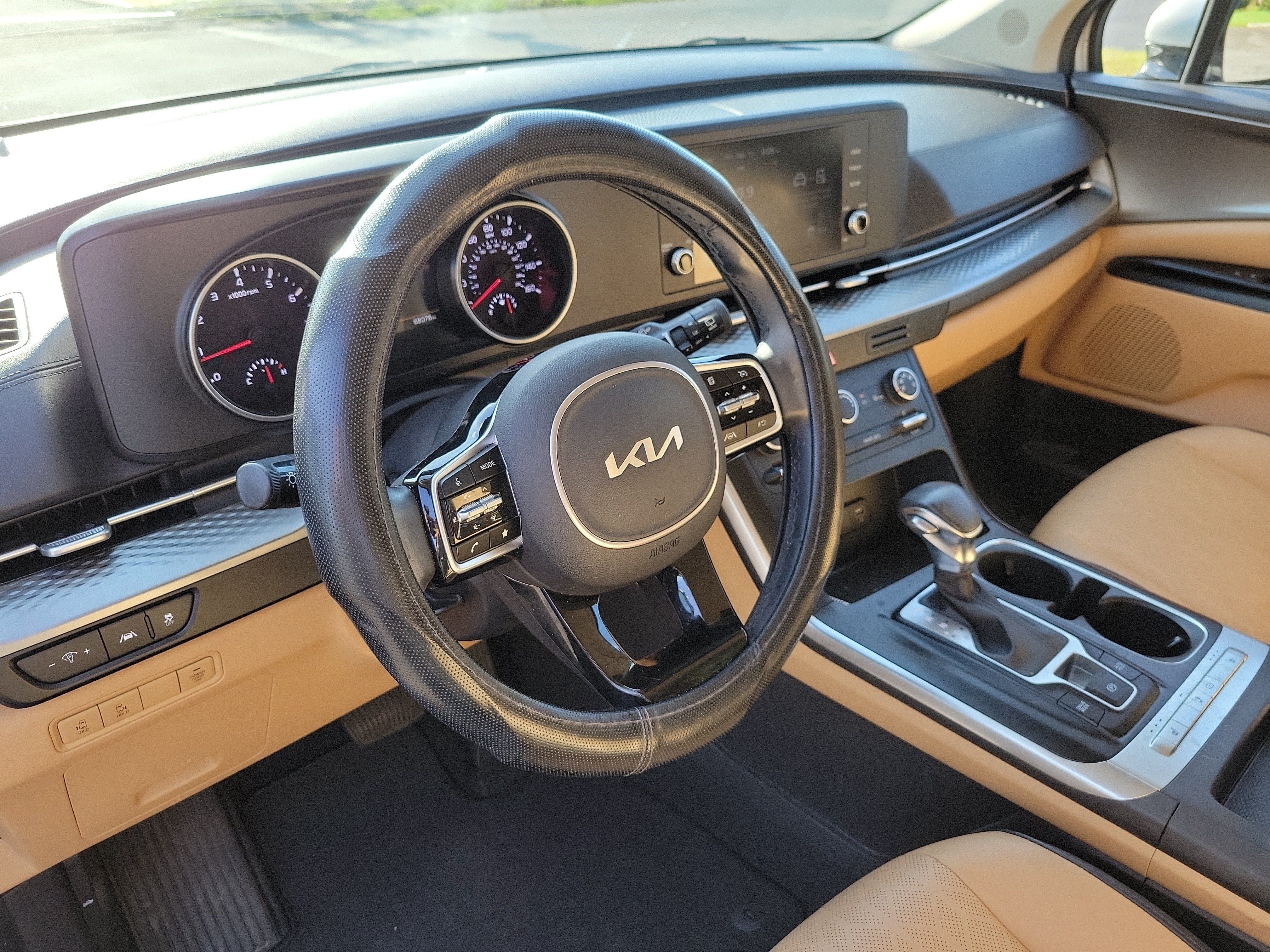 Used 2022 Kia Carnival LX FWD image 22