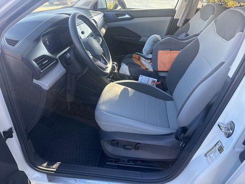 Certified 2024 Volkswagen Taos SE w/ Panoramic Sunroof Package image 3